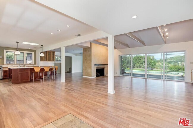 Building Photo - 2670 Carmar Dr