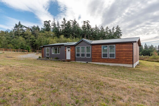 Building Photo - 3 Bed 2 Bath Pet Friendly Home