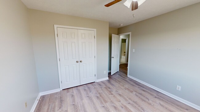 Building Photo - $500 off First Month's Rent! Fully Renovat...