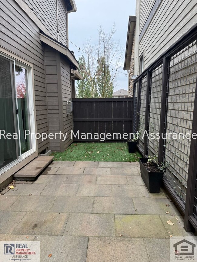 Building Photo - 28857 SW Geneva Loop