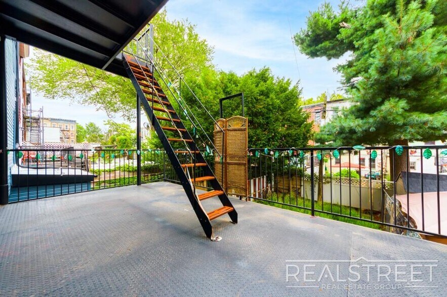 Building Photo - Brand New 3 Bed, 2 Bath with In-Unit Laund...