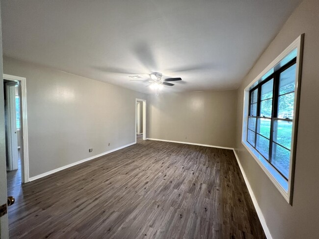 Building Photo - 703 Camellia Dr