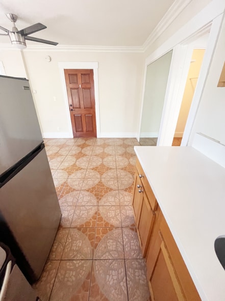 Building Photo - 744 Pine Ave