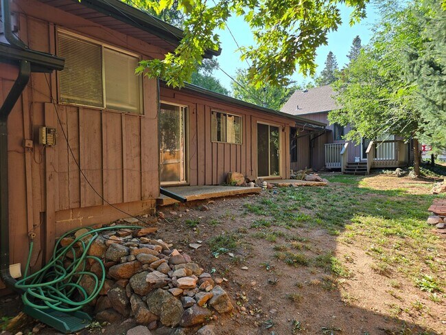 Building Photo - 3 Bedroom Apartment on West Side Of The Hill