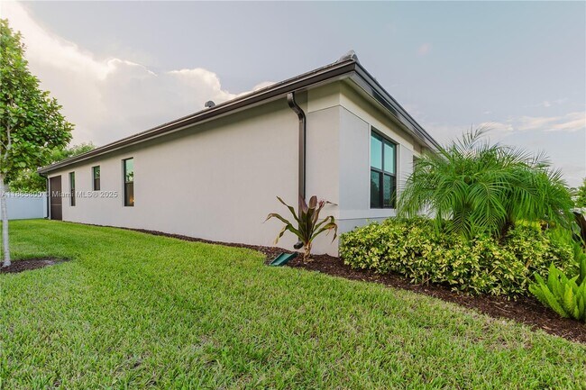 Building Photo - 3001 Hibiscus Ave