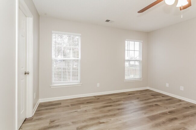 Building Photo - 11123 Sandboar St