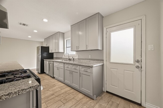 Building Photo - 3214 Longwood Dr