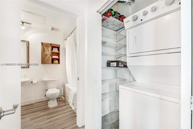 Building Photo - 10 SW South River Dr