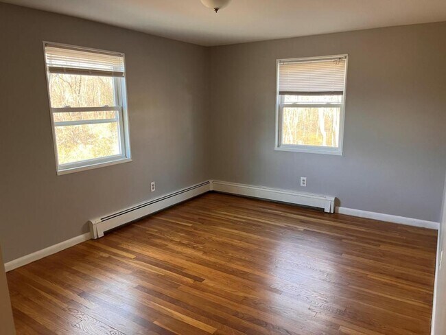 Building Photo - 49 Miller St