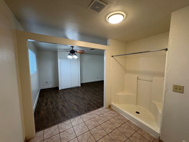 Building Photo - Spacious SE Tulare Home Near Shopping Cent...