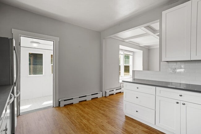 Building Photo - 975 University Ave