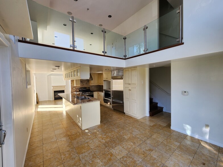 Building Photo - 10389 Almayo Ave