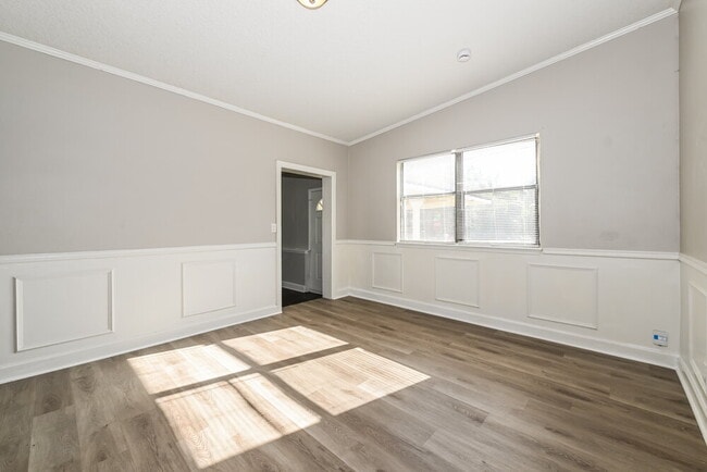 Building Photo - 2611 Lowes Pl