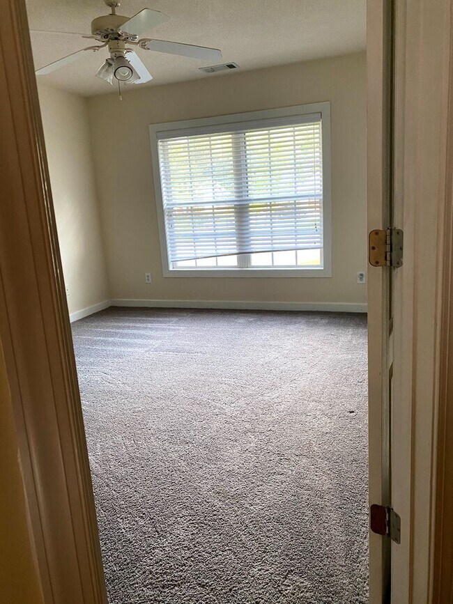 Building Photo - Large Home Settled on Culd-e-sac