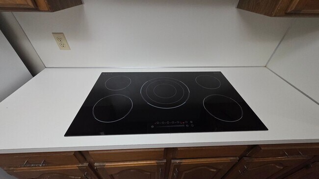 Building Photo - Wonderful 2 Bedroom Duplex in Bethany!  $1250 Per Month!