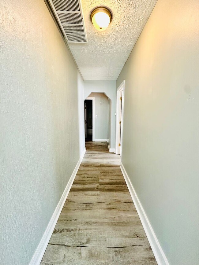 Building Photo - 3 Bedroom home in the Chickasaw Neighborho...