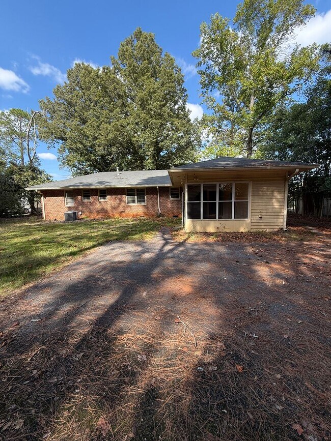 Building Photo - 170 Forest Rd