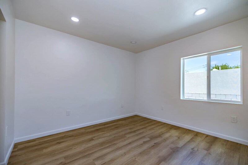 Building Photo - 948 E Waverly St