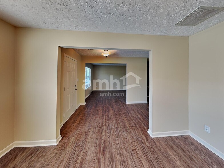 Building Photo - 2207 Lazy Days Rd