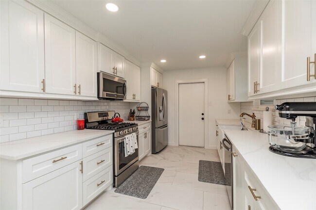 Building Photo - 6106 Kuldell Dr