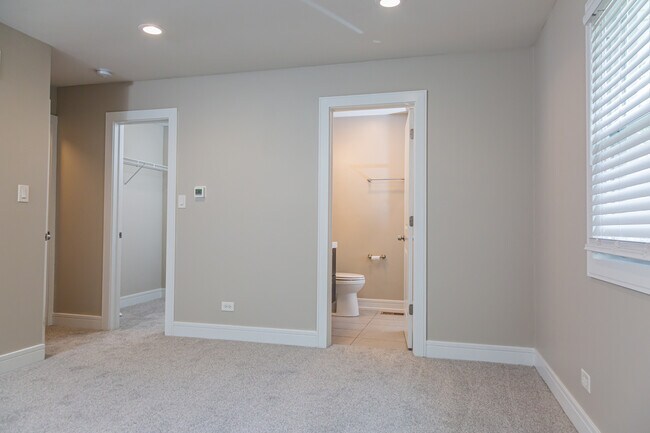 Building Photo - 825 Pheasant Walk Dr