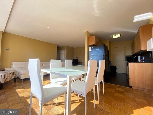 Building Photo - 922 24th St NW