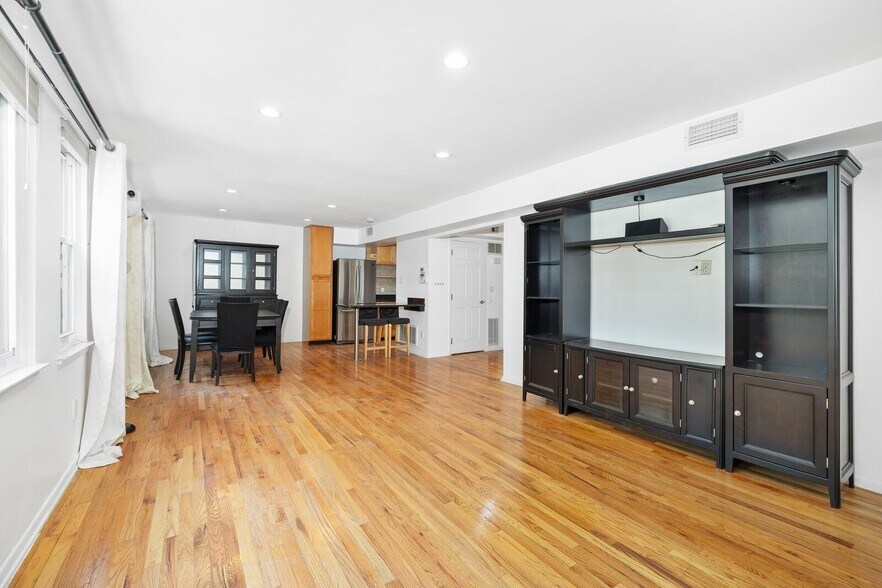 Building Photo - 743 10th St