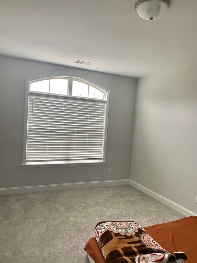 Building Photo - 586 The Parks Dr