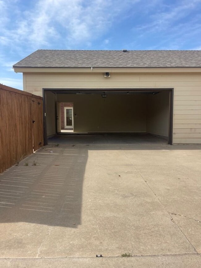 Building Photo - Duplex in South Lubbock
