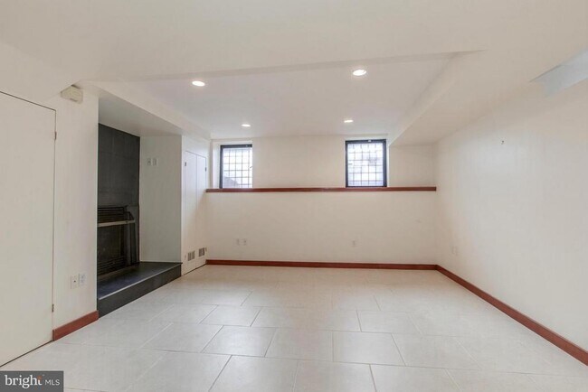 Building Photo - 1401 35th St NW