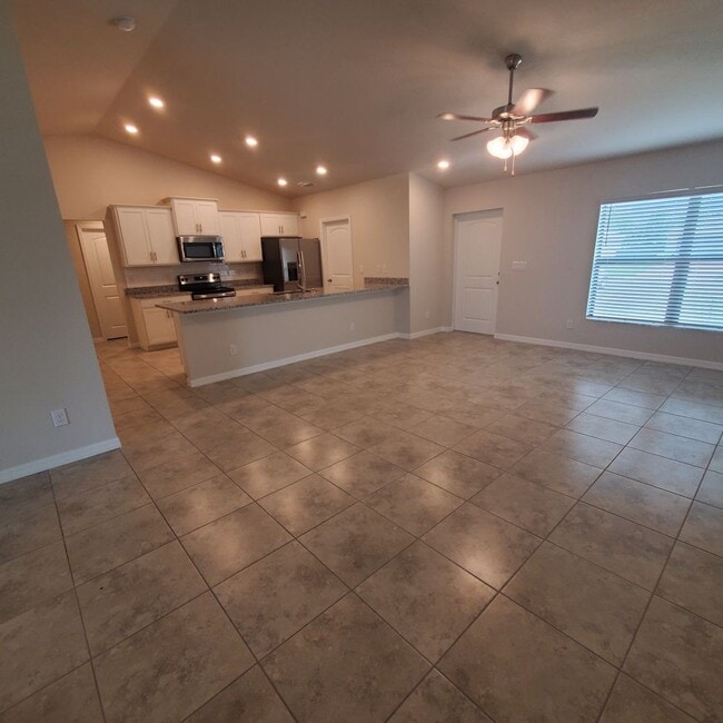Building Photo - Charming 4-Bedroom 2 Bath Retreat with Mod...