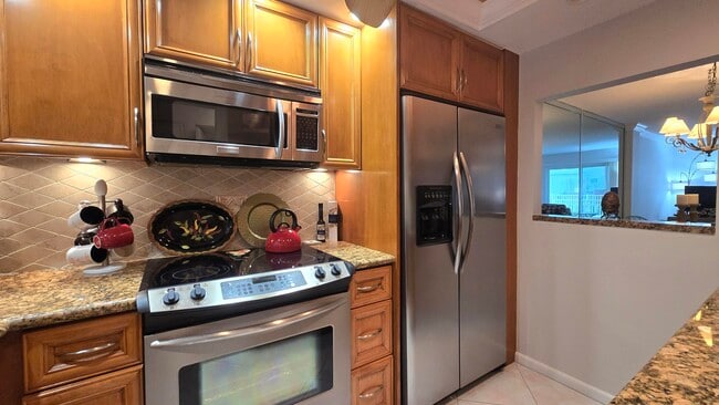 Building Photo - 1161 Hillsboro Mile