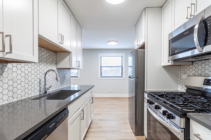 Building Photo - 531 W Aldine Ave