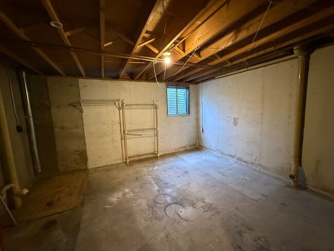 Building Photo - Two Bedroom, One and half bath townhome close to Regional West Medical Center.