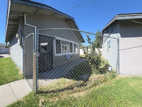 Building Photo - "Cozy 1-Bedroom Gem in San Bernardino – Perfect for Your Next Chapter!"