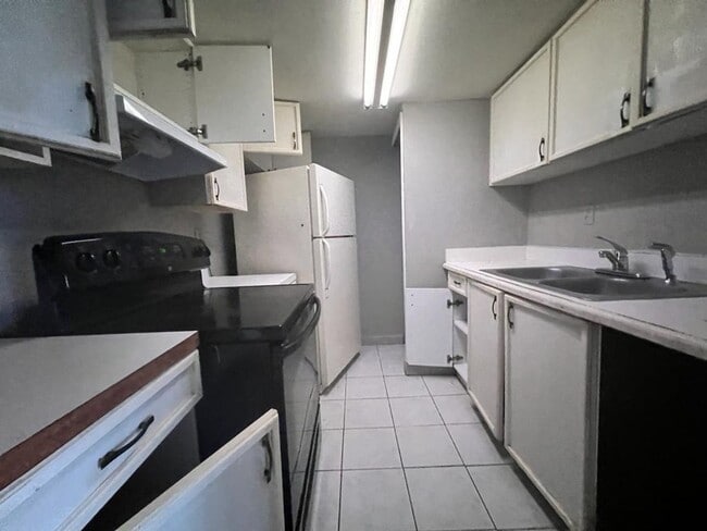 Building Photo - Spacious 3 Bed/2 Bath Condo on Las Palmas ...