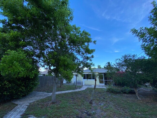 Building Photo - 2/2 single family house with big yard near downtown and beach!