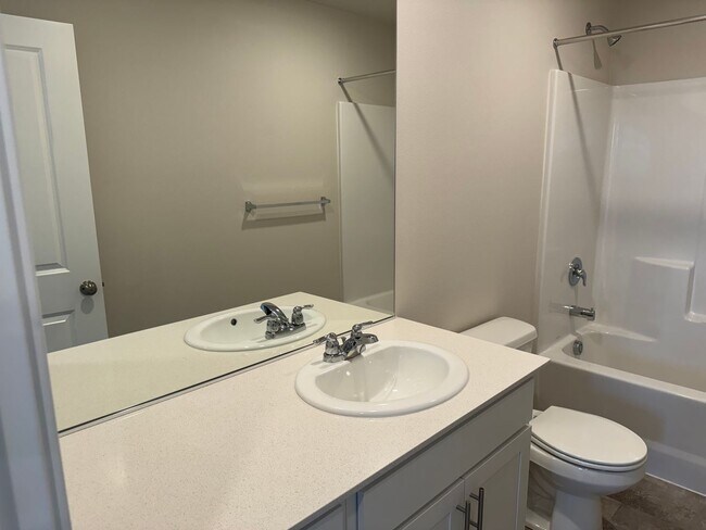 Building Photo - 4 bedroom 2.5 bathroom in Marcola Meadows!