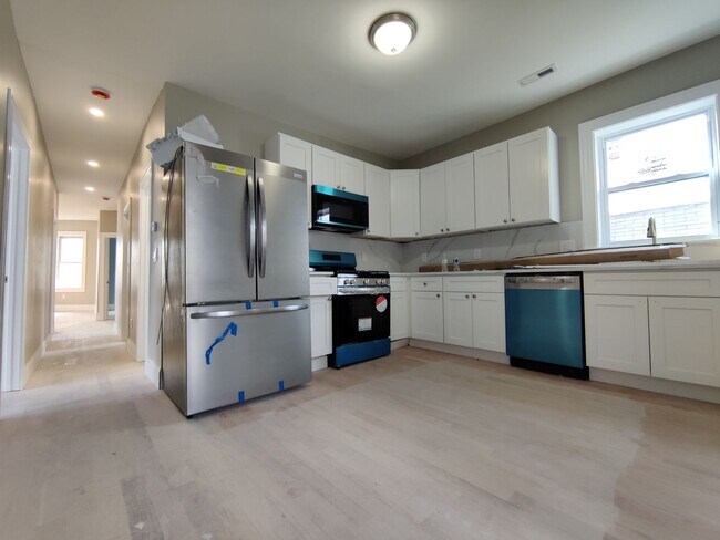Building Photo - Brand New Unit, Central Heat, AC, In-Unit ...