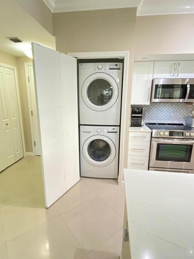 Building Photo - 225 NE 1st St