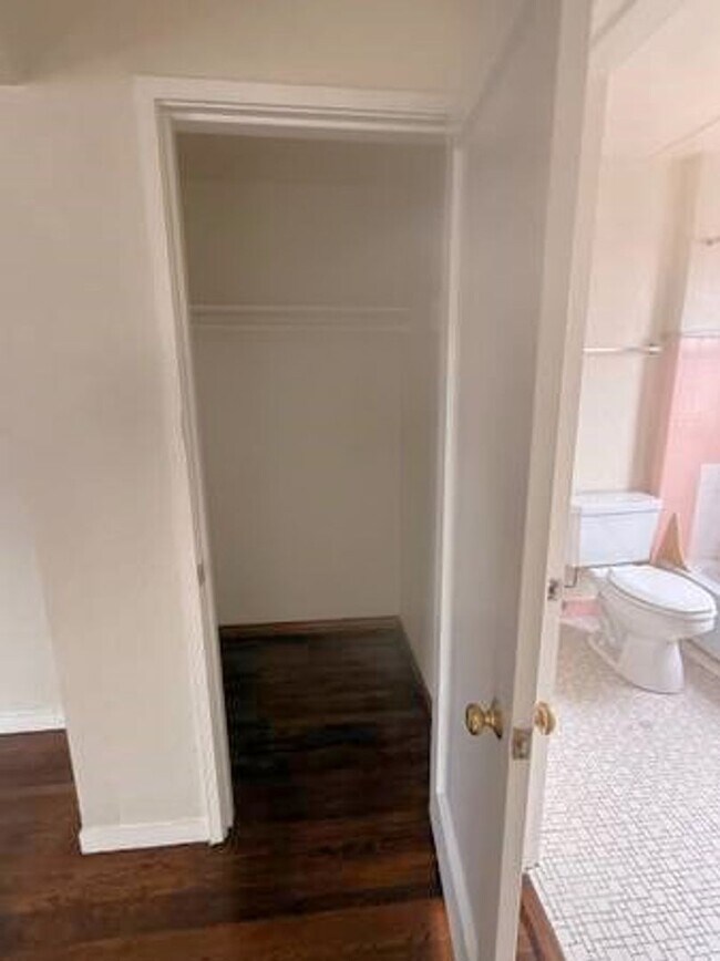 Building Photo - 2Bed - Sunny apartment right at El Cerrito...