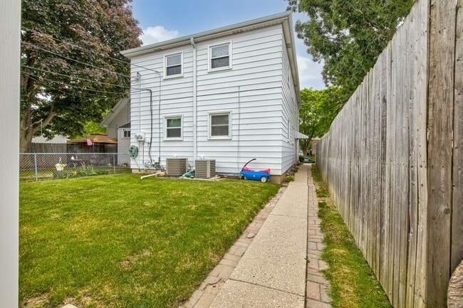 Building Photo - 2137 S 71st St