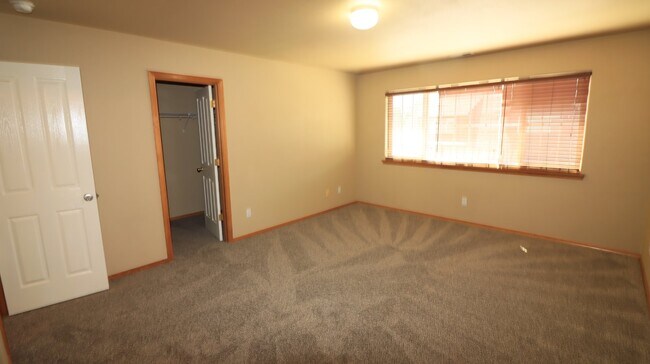 Building Photo - 3/2.5 Townhome in Redmond