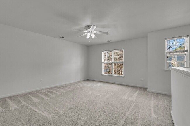 Building Photo - 3 Bedroom 2.5 bath home with 2 car garage located in Shadow Moss