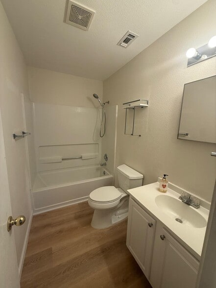 Master bathroom - 4915 Fortuna Pl