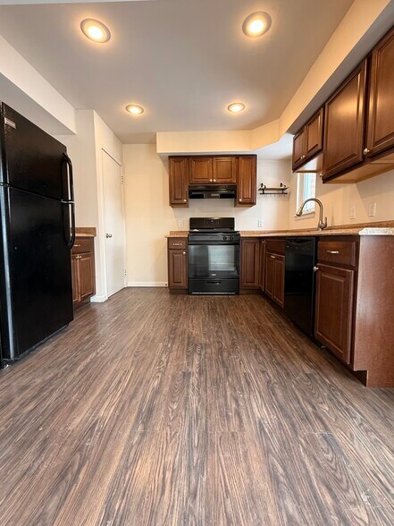 Building Photo - 130 E Farnum Ave