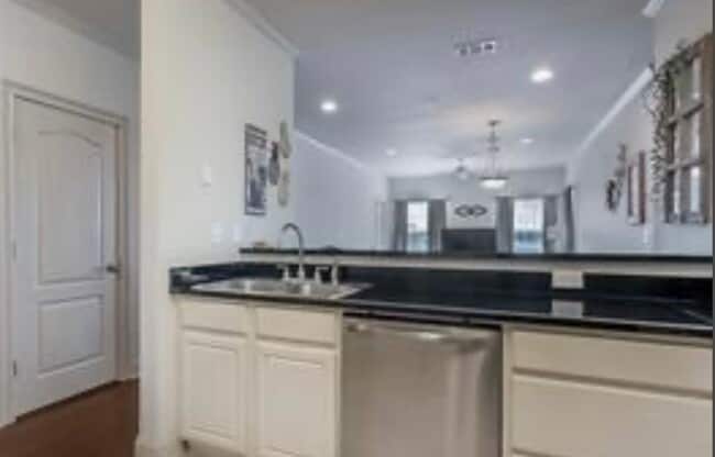 Building Photo - 3 bed, 3 bath, furnished condominium available now