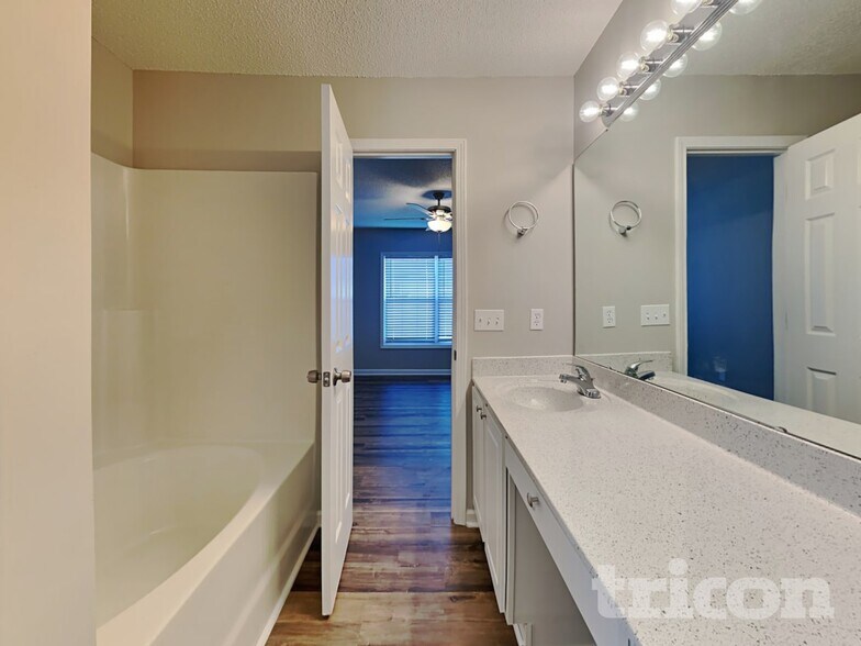 Building Photo - 455 Hunters Crossing Dr