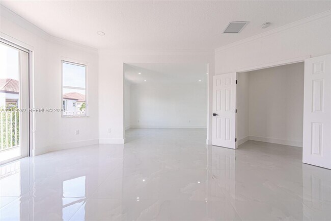 Building Photo - 15699 SW 54th Ct