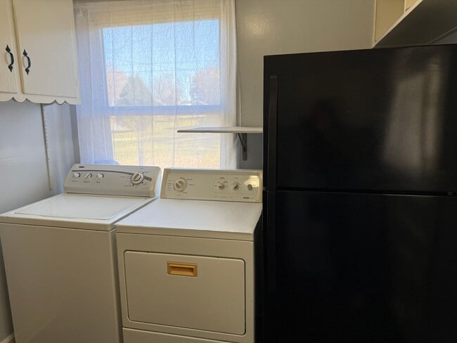 Building Photo - Charming 2 Bedroom Home With Spacious Yard!